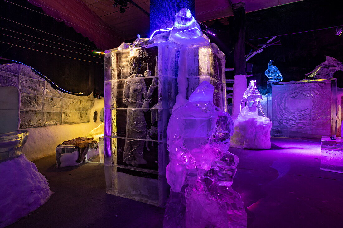 Bunt beleuchtete Eisskulpturen bei Magic Ice, der ersten permanenten Eisbar und Galerie der Welt, Svolvær, Lofoten, Nordland, Norwegen, Europa
