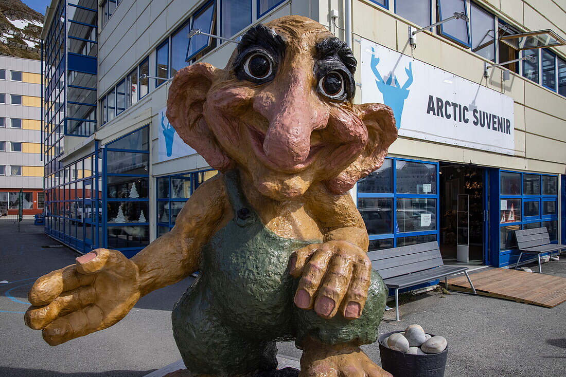 Große Trollfigur außerhalb Souvenirshop, Honningsvåg, Troms og Finnmark, Norwegen, Europa