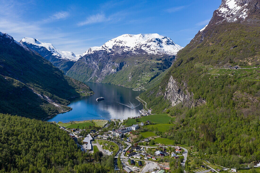 Luftaufnahme von Expeditionskreuzfahrtschiff World Voyager (nicko cruises) im Geiragerfjord, gesehen vom nahen Aussichtspunkt Flydalsjuvet, Geiranger, Møre og Romsdal, Norwegen, Europa