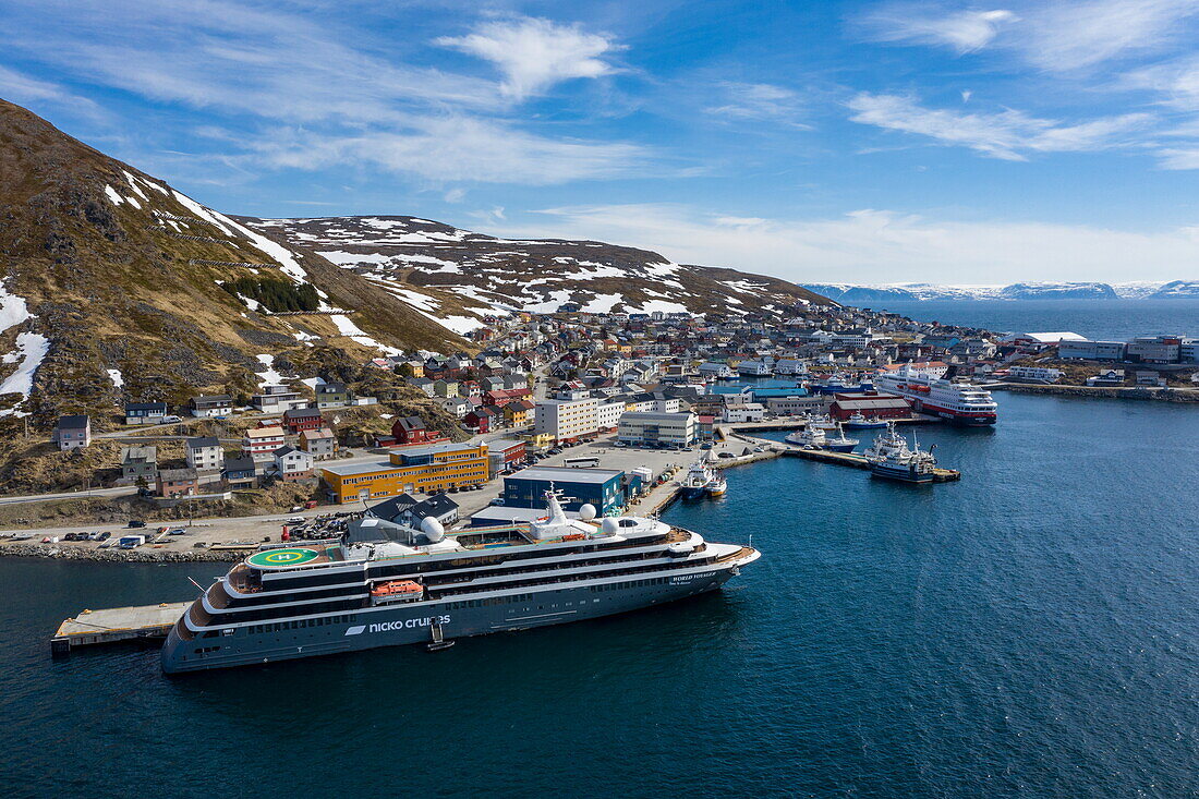 Luftaufnahme von Expeditionskreuzfahrtschiff World Voyager (nicko cruises) am Pier vor Stadt, Honningsvåg, Troms og Finnmark, Norwegen, Europa