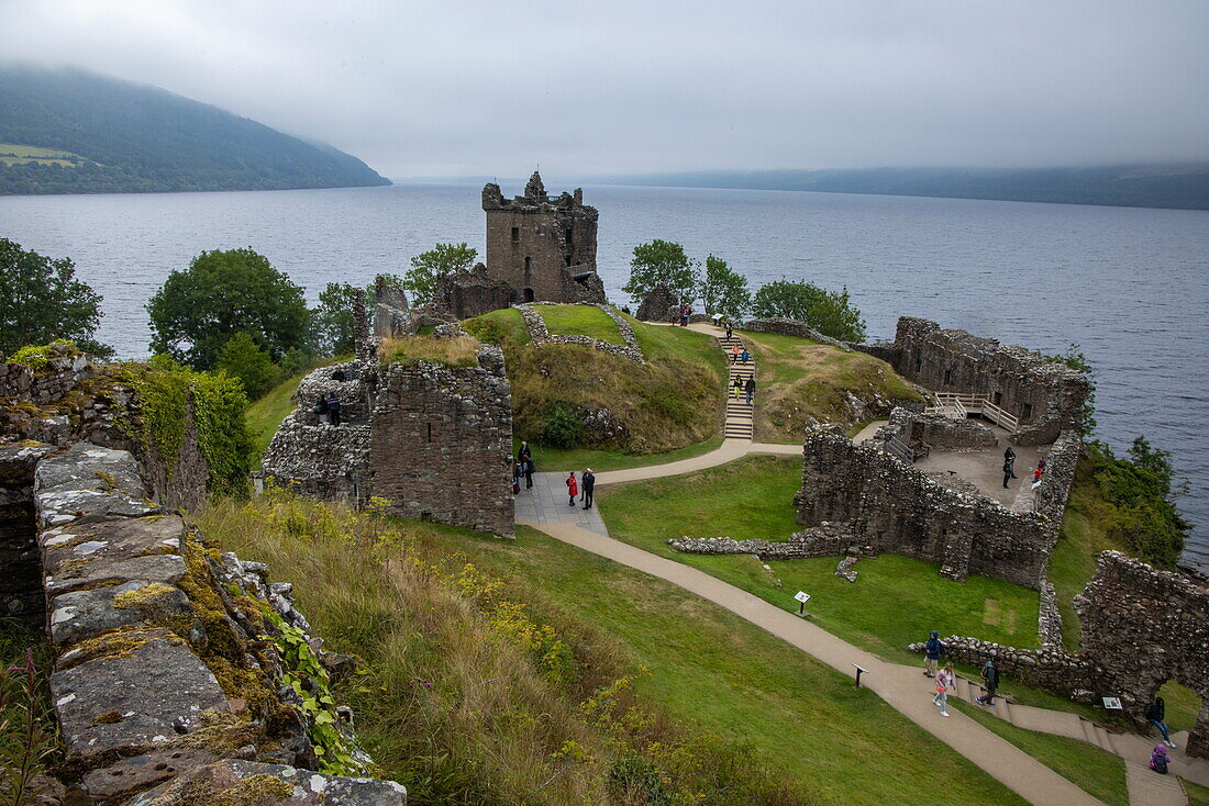 Urquhart Castle neben Loch Ness, Drumnadrochit, in der Nähe von Inverness, Schottland, Vereinigtes Königreich, Europa