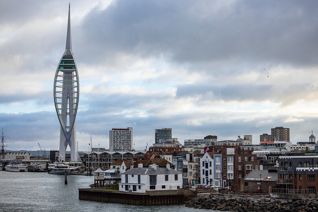 Spinnaker Tower und Altstadt, Portsmouth, Hampshire, England, Vereinigtes Königreich, Europa