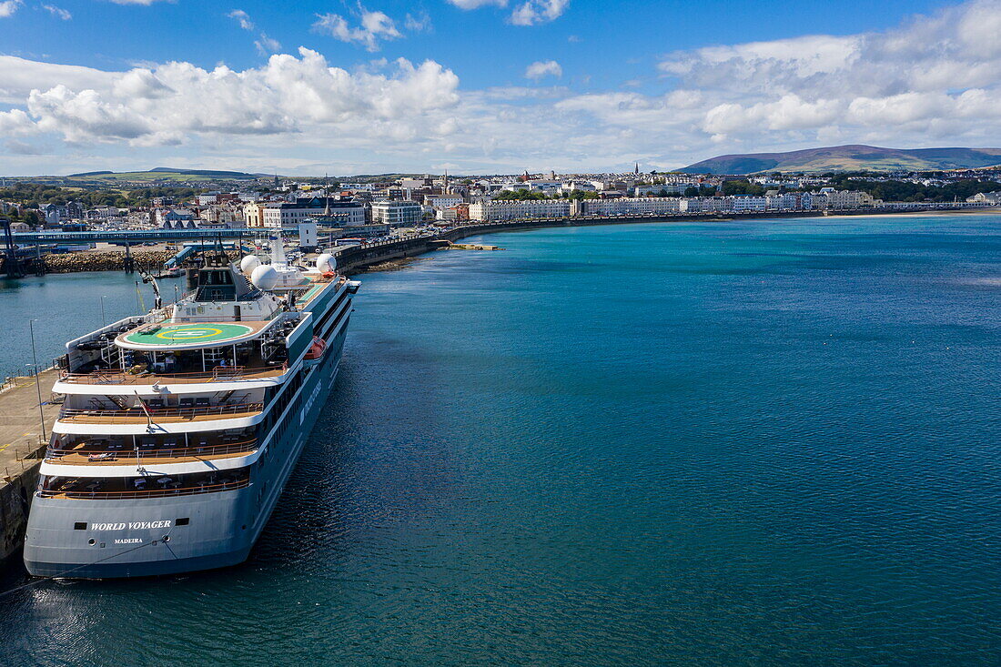 Luftaufnahme von Expeditionskreuzfahrtschiff World Voyager (nicko cruises) mit Stadt, Douglas, Isle of Man, Britischer Kronbesitz, Europa