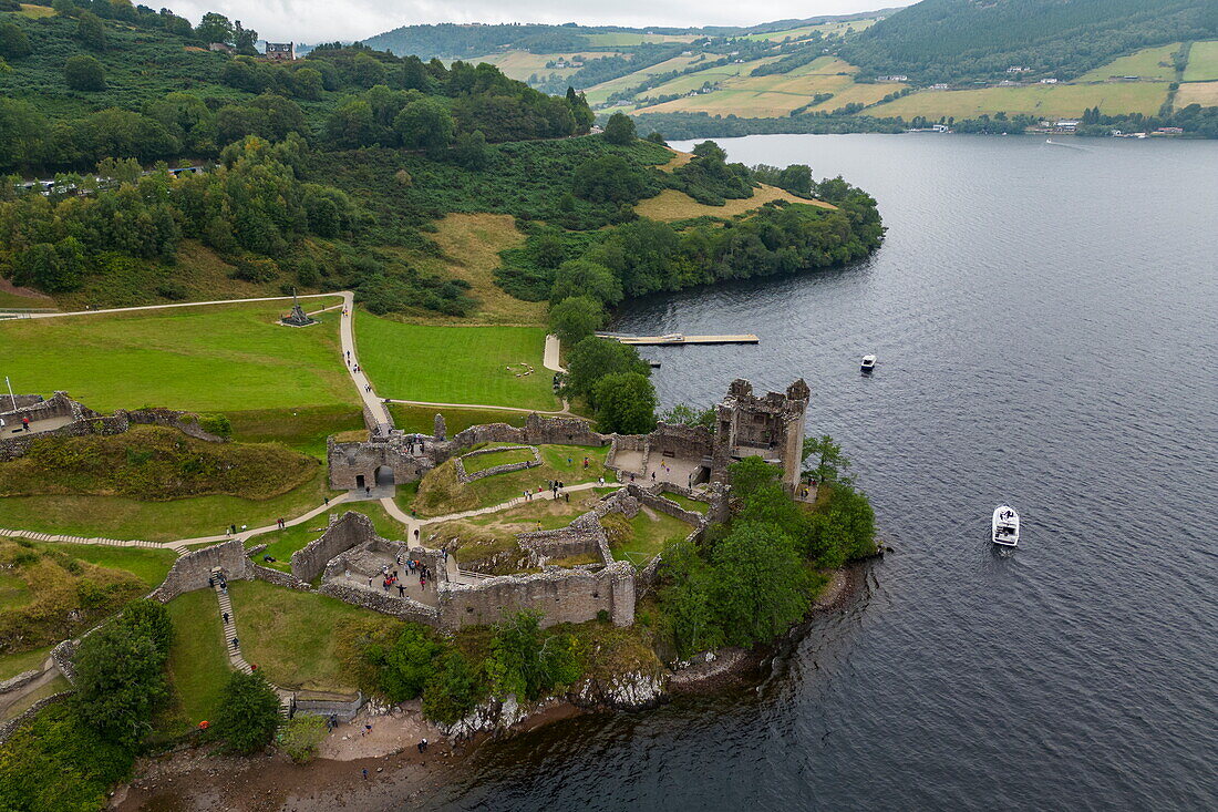 Luftaufnahme von Urquhart Castle neben Loch Ness, Drumnadrochit, in der Nähe von Inverness, Schottland, Vereinigtes Königreich, Europa