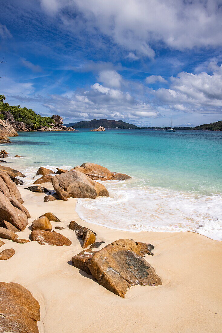 Granitfelsen am Strand Anse St. Jose, Insel Curieuse, Seychellen, Indischer Ozean