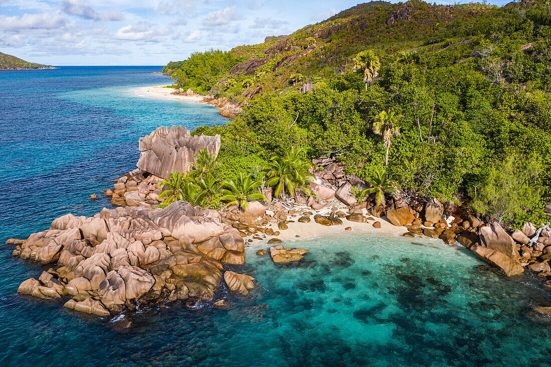 Luftaufnahme von Strand in einer kleinen Bucht mit Granitfelsen, Insel Curieuse, Seychellen, Indischer Ozean