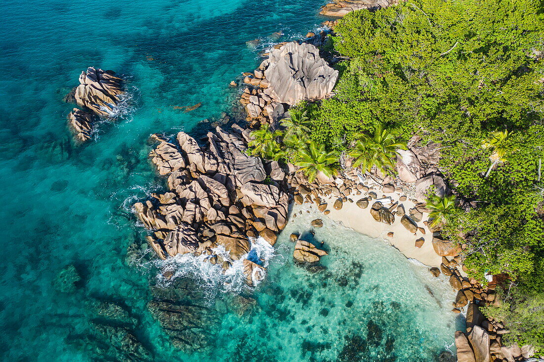 Luftaufnahme von Strand in einer kleinen Bucht mit Granitfelsen, Insel Curieuse, Seychellen, Indischer Ozean