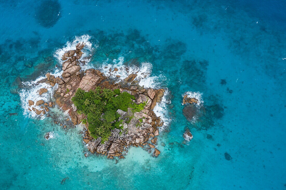 Luftaufnahme, Schnorchler im türkisfarbenen Wasser, Insel St. Pierre, in der Nähe der Insel Praslin, Seychellen, Indischer Ozean
