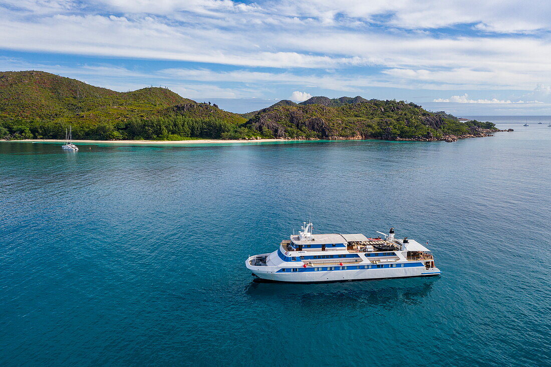 Luftaufnahme von Boutique-Kreuzfahrtschiff M/Y Pegasos (Variety Cruises), Insel Curieuse, Seychellen, Indischer Ozean
