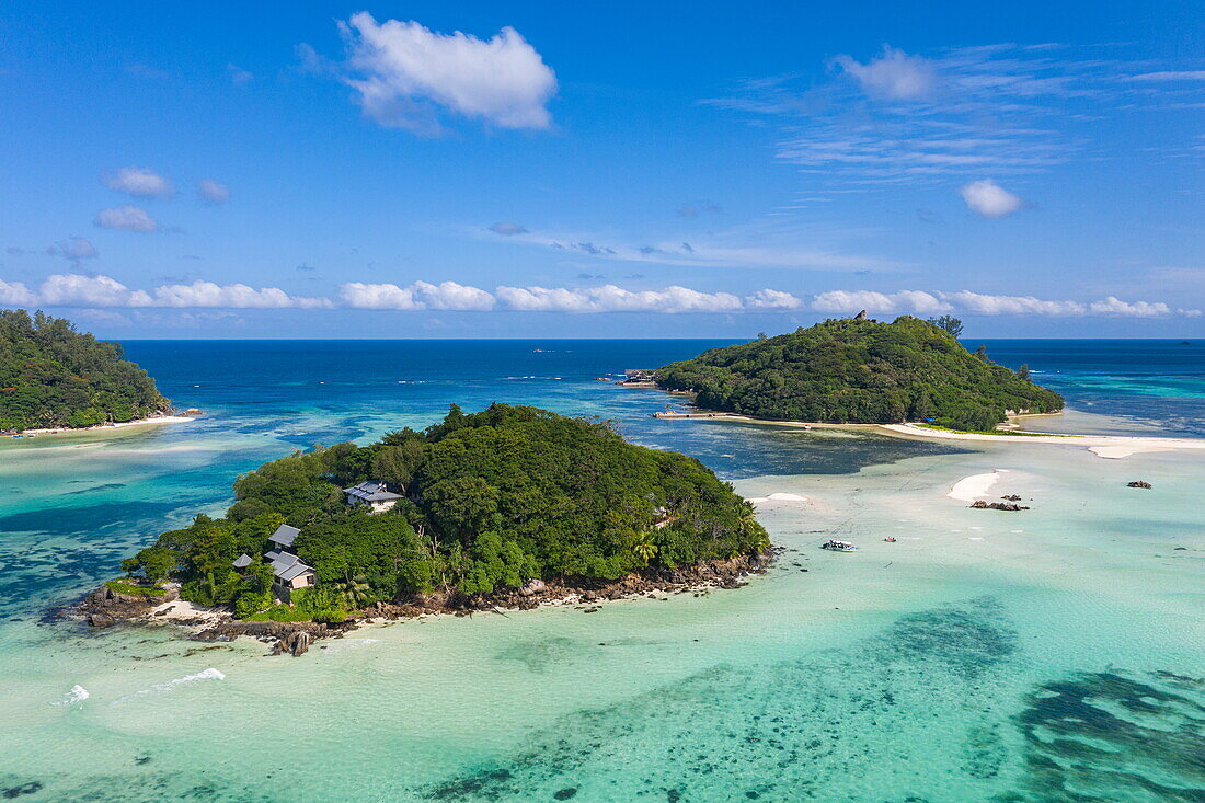 Luftaufnahme der Lagune bei Ebbe und Inseln, St. Anne Marine National Park, in der Nähe der Insel Mahé, Seychellen, Indischer Ozean