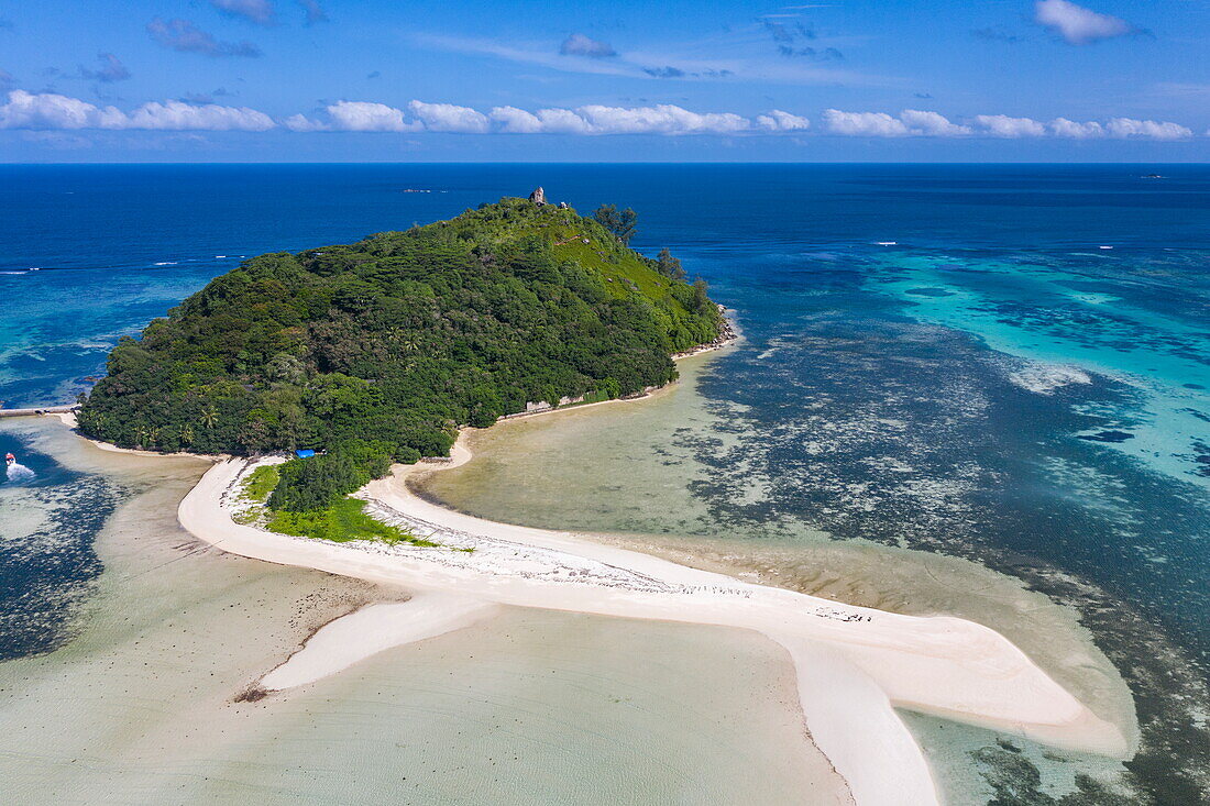 Luftaufnahme einer hundeförmigen Sandbank, Longue Island, St. Anne Marine National Park, in der Nähe der Insel Mahé, Seychellen, Indischer Ozean