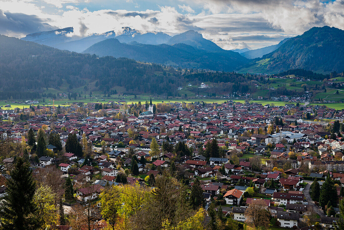 Oberstdorf, Oberallgäu, Bavaria, Germany, behind it the Hoher Ifen, 2230m, Gottesackerplateau, Toreck, 2017m, Kleinwalsertal, Vorarlberg, Allgäu Alps, Austria, Europe