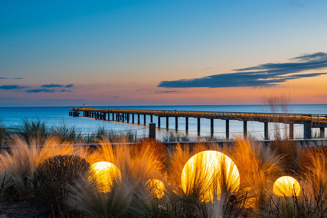 Kurplatz vor dem Kurhaus Binz, dahinter die Seebrücke, Seebad Binz, Insel Rügen, Mecklenburg-Vorpommern, Deutschland, Europa