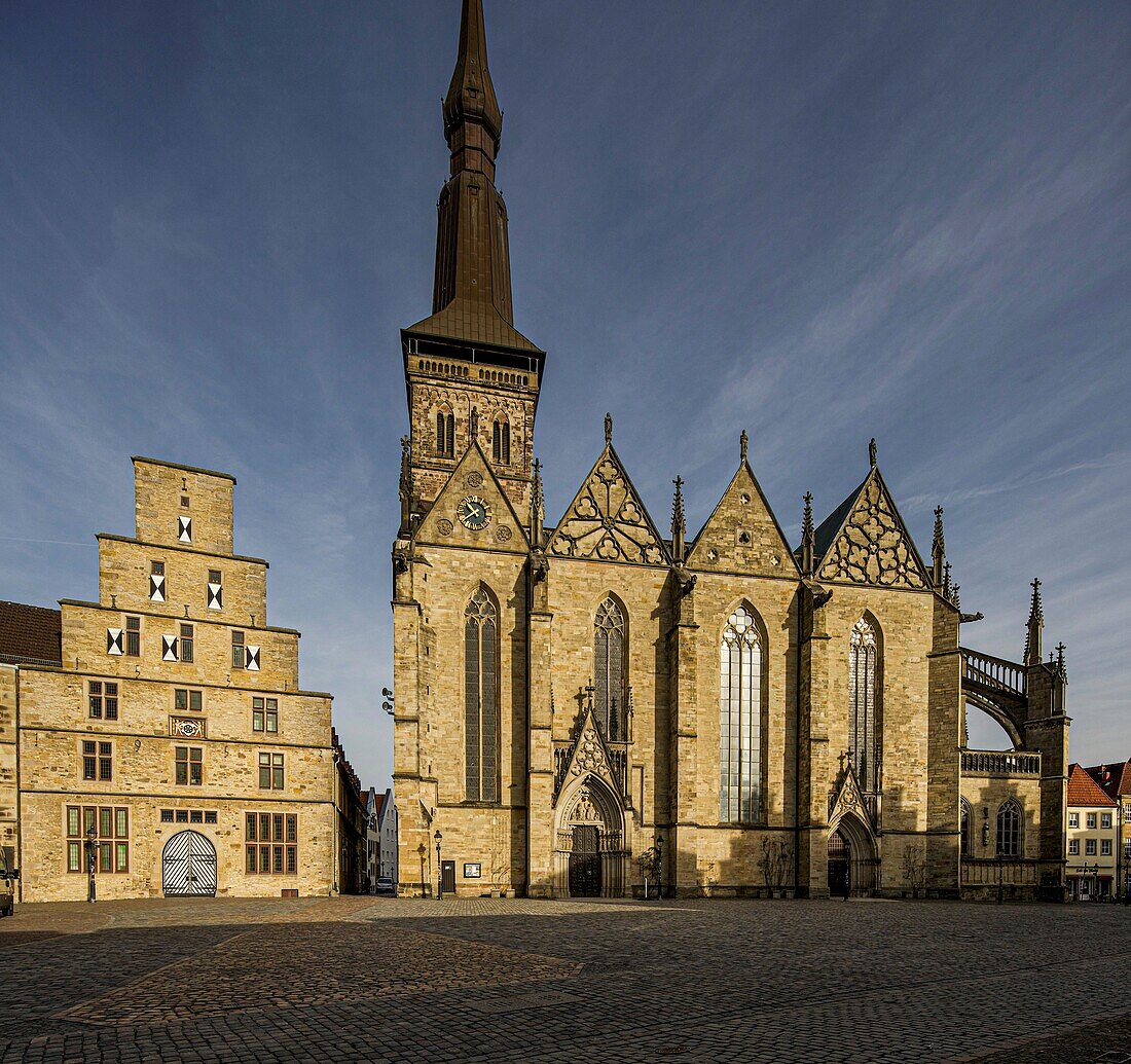 Marienkirche und Gebäude der ehemaligen Stadtwaage am Marktplatz von Osnabrück, Niedersachsen, Deutschland