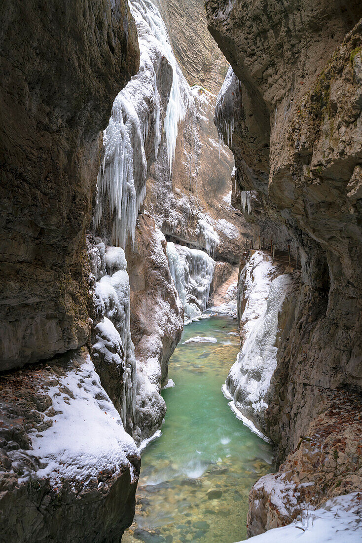 Winterliche Bedingungen in der Partnachklamm bei Garmisch-Partenkirchen, Bayern, Deutschland.