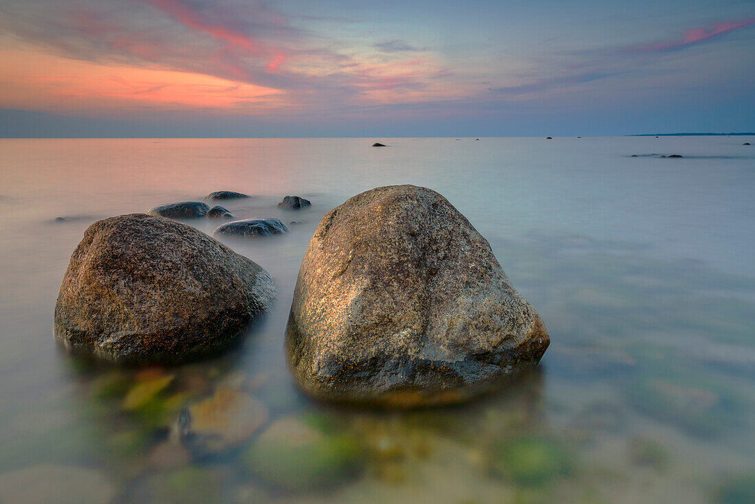 Zartes Abendlicht an der Ostseeküste der Insel Poel, Mecklenburg-Vorpommern, Deutschland.