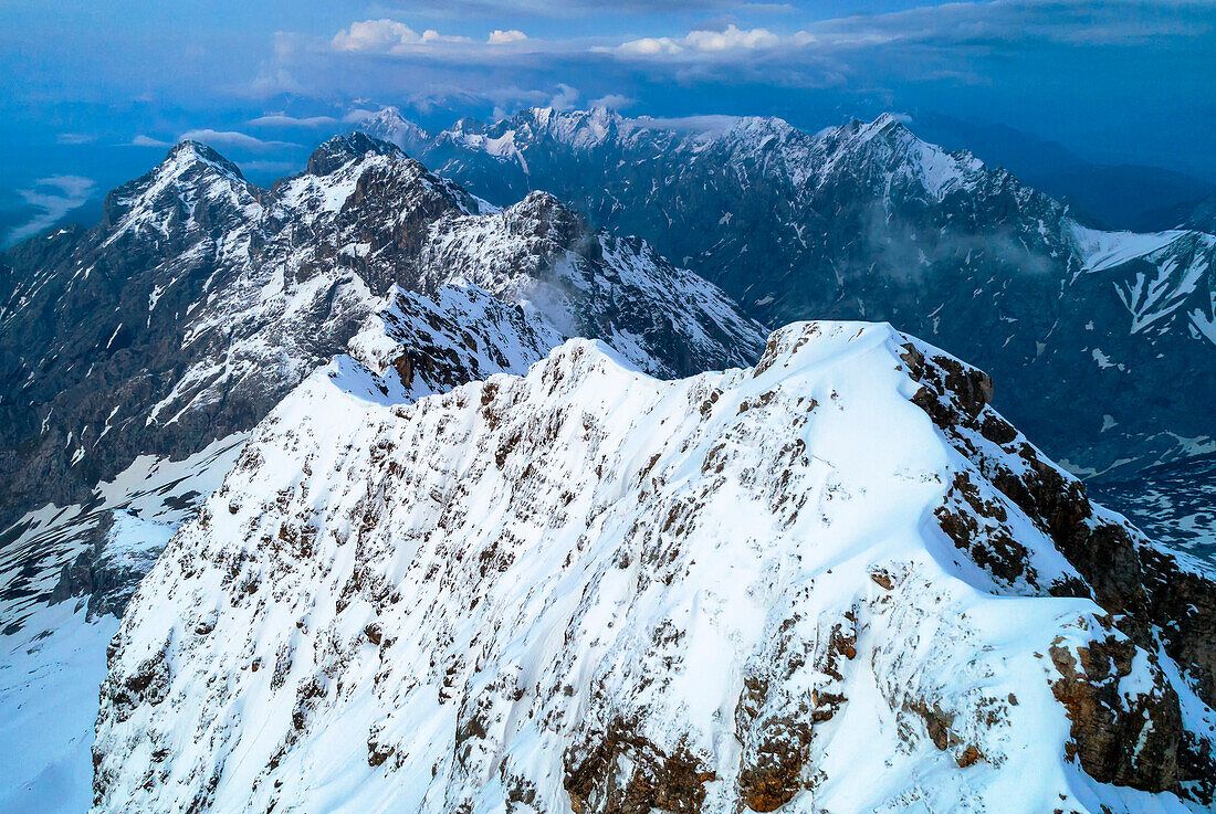 Blick vom Gipfel der Zugspitze über den Jubiläumsgrat, Bayern, Deutschland.