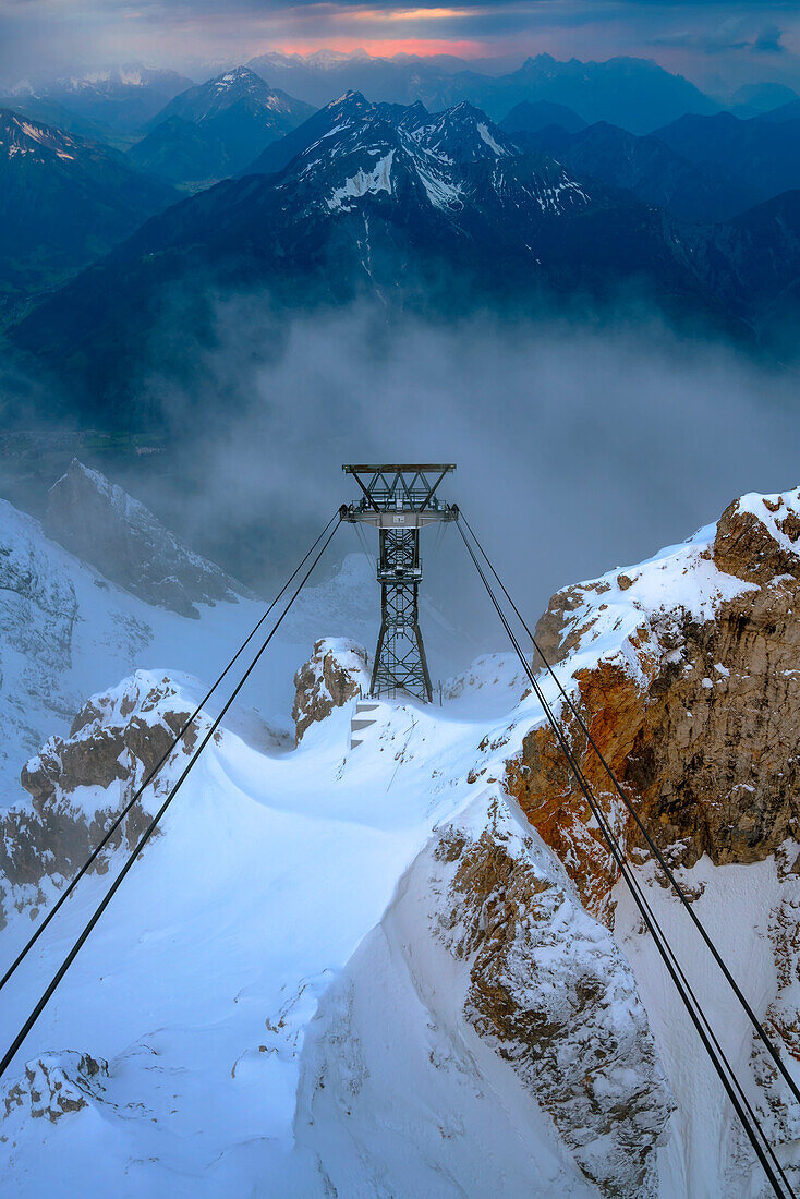 Blick vom Gipfel der Zugspitze über die Tiroler Zugspitzbahn, Bayern, Deutschland.