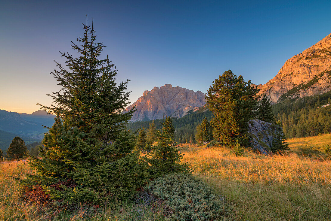 Wunderbares Abendlicht in den Dolomiten, Südtirol, Italien.