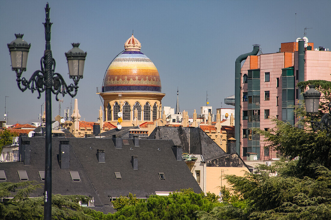 Blick auf die bunte Kuppel der Kirche Santa Teresa de Jesús y San José an der Plaza de España, Madrid, Spanien