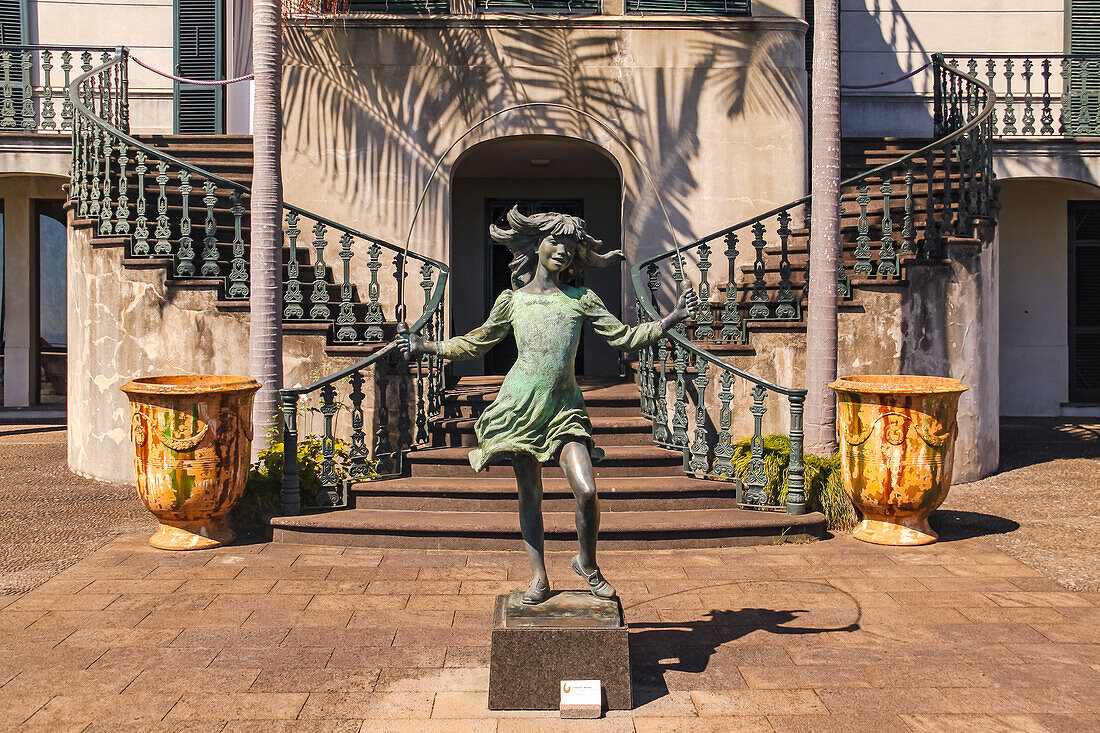 Die Statue Springendes Mädchen von James Butler vor dem Monte Palace Hotel im Tropischen Garten Monte Palace in Funchal, Insel Madeira, Portugal