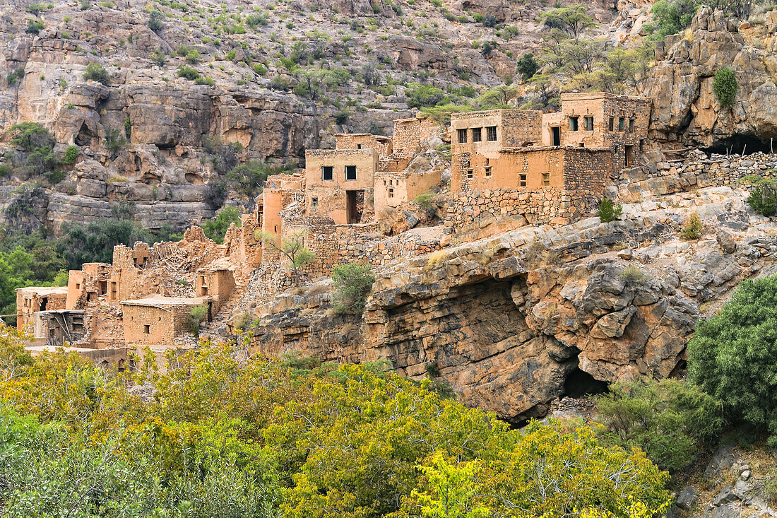 Blick auf die Ruinen auf den markanten Felsen in der Schlucht Wadi Bani Habib im Oman, Arabische Halbinsel