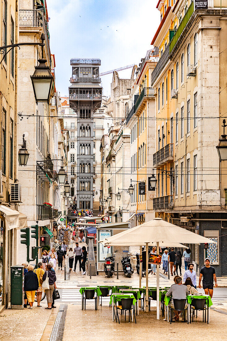 Blick auf die Fußgängerzone und alte Gebäude sowie den berühmten Aufzug Santa Justa Baixa in Lissabon, Portugal, Europa