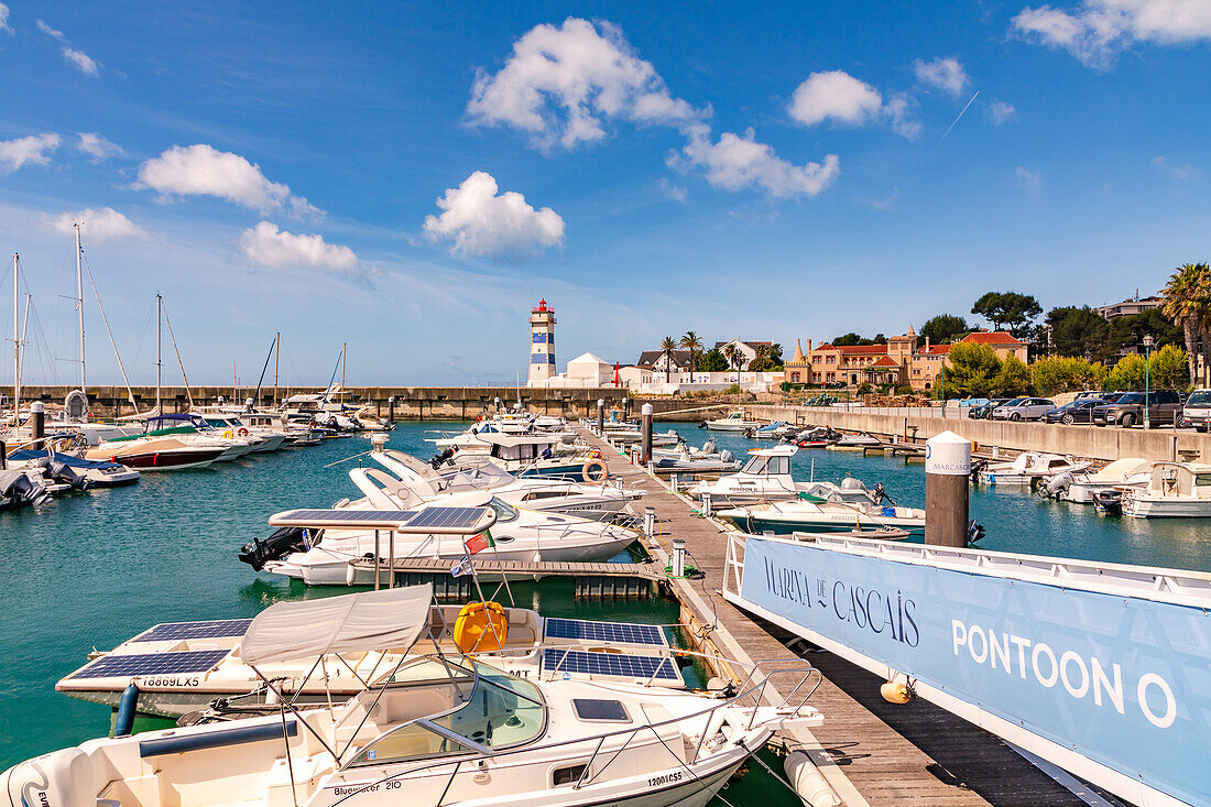 Die Yachten in der Marina de Cascais mit dem Leuchtturm Santa Marta im Hafen von Cascais, Portugal