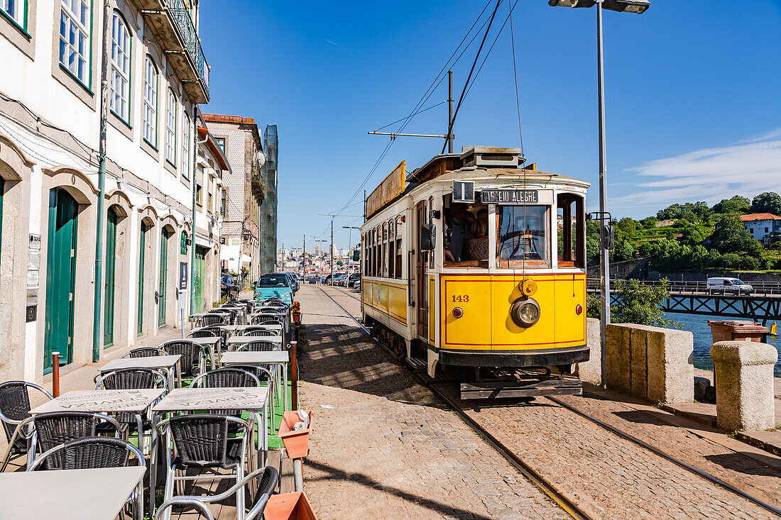 Die Straßenbahn nach Passeio Alegre fährt durch eine enge Straße in der Altstadt am Ufer des Douro, Porto, Portugal