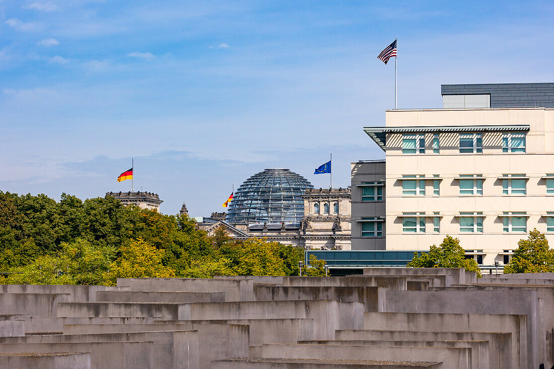 Blick vom Holocaust Mahnmal über die US-Botschaft zum Reichstag mit deutscher und EU Flagge, Berlin, Deutschland