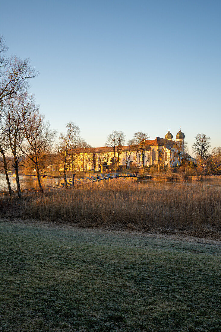 Kloster Seeon im Winter ohne Schnee, Chiemgau, Bayern, Deutschland