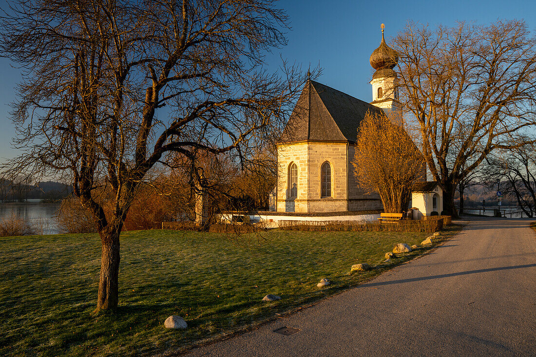 Kloster Seeon im Winter ohne Schnee, Kirche St. Maria, Chiembau, Bayern, Deutschland