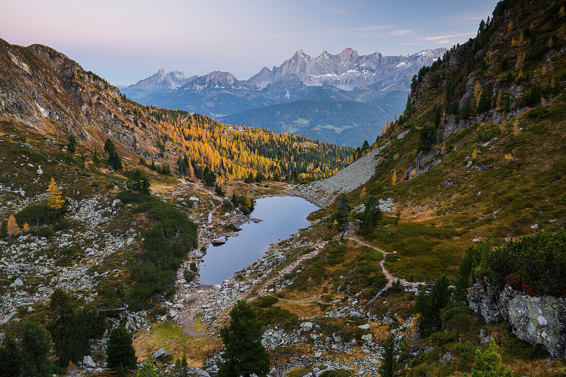 Blick auf den Dachstein über das Ennstal, Spiegelsee, Gasselhöhe, Schladminger Tauern, Steiermark, Österreich