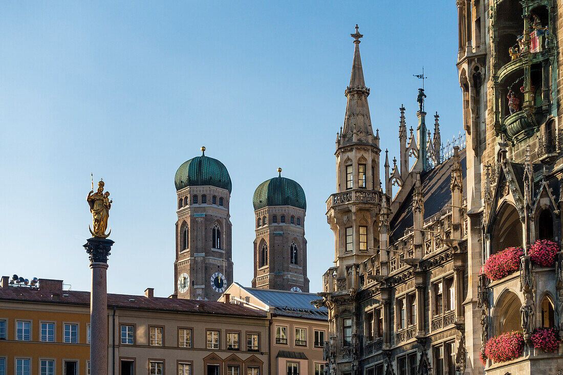 Marienplatz mit Rathaus, Mariensäule und Frauenkirche, München, Oberbayern, Deutschland