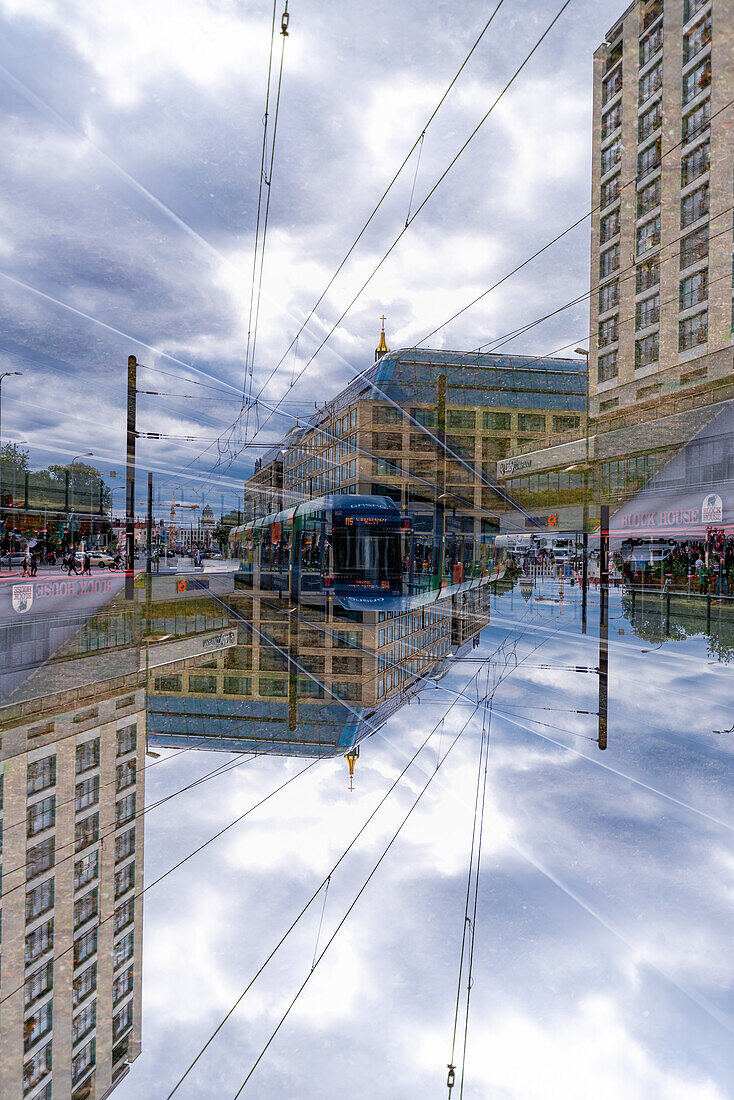 Eine Straßenbahn, öffentliche Verkehrsmittel auf der Spandauer Straße in Berlin, Deutschland.