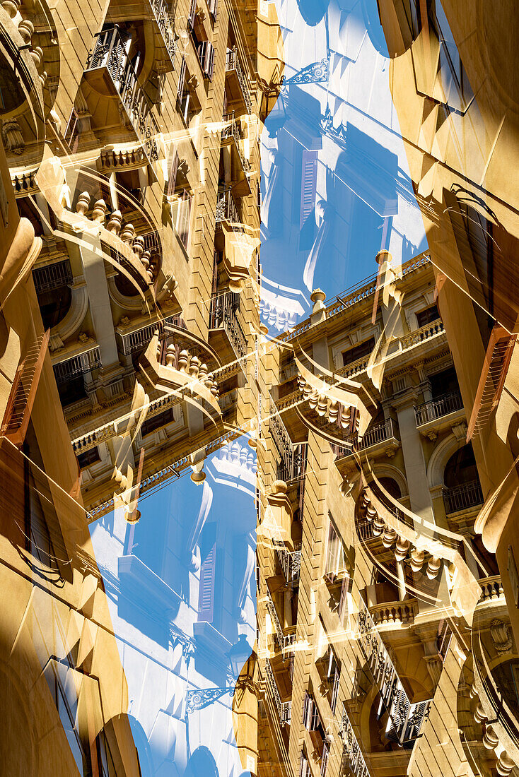 Grafische Doppelbelichtung eines von der Nachmittagssonne beleuchteten Wohngebäudes in Barcelona, Spanien