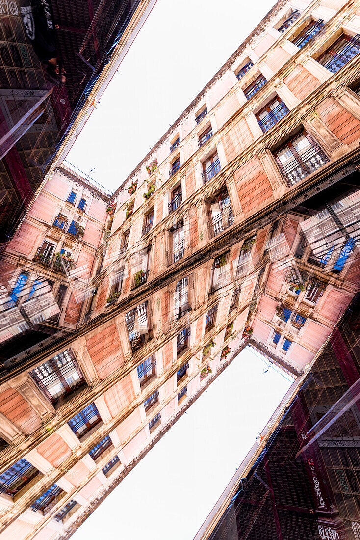 Doppelbelichtung von Wohngebäuden in der Innenstadt von El Gotic in Barcelona, Spanien.