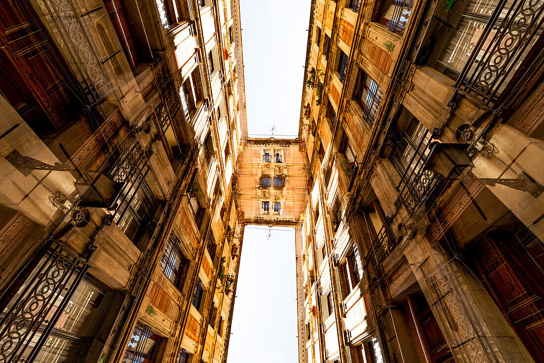 Doppelbelichtung, Wohngebäude in der Innenstadt von El Gotic in Barcelona, Spanien