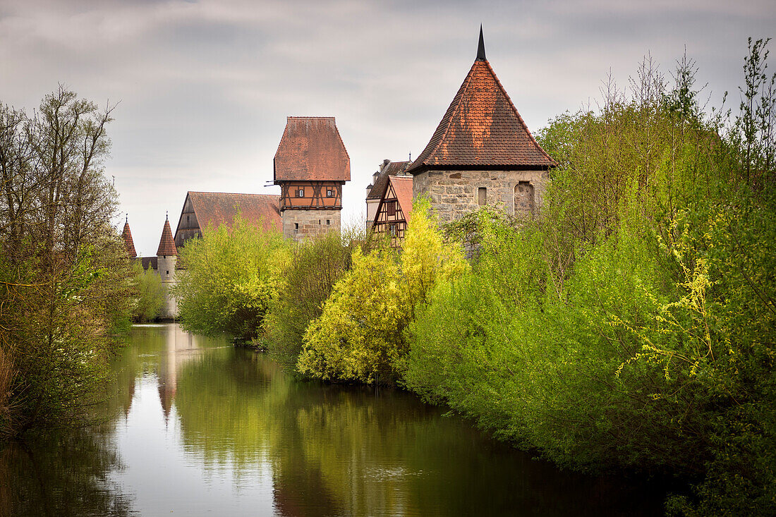 Blick über Wörnitz zum Bäuerlinsturm, Altstadt, Dinkelsbühl, Romantische Straße, Landkreis Ansbach, Mittelfranken, Bayern, Deutschland