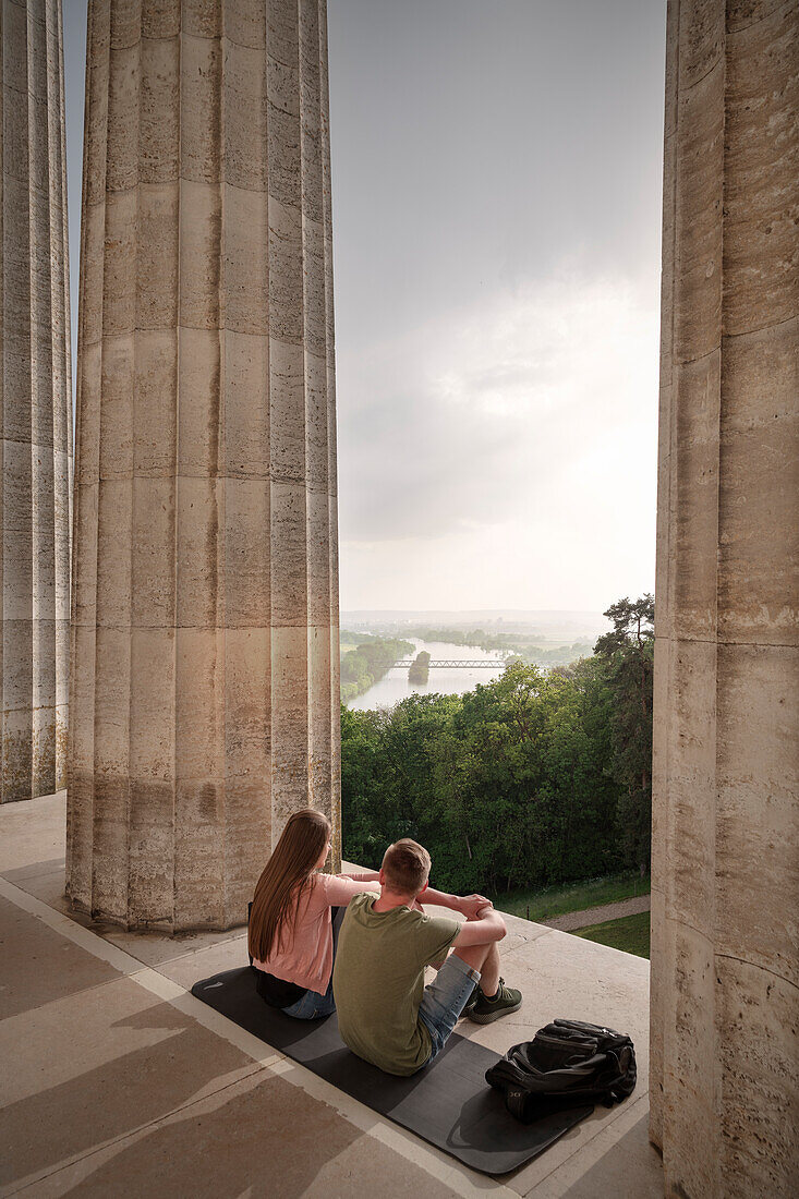 Pärchen an der Gedenkstätte Walhalla in Donaustauf bei Regensburg, Oberpfalz, Niederbayern, Bayern, Deutschland