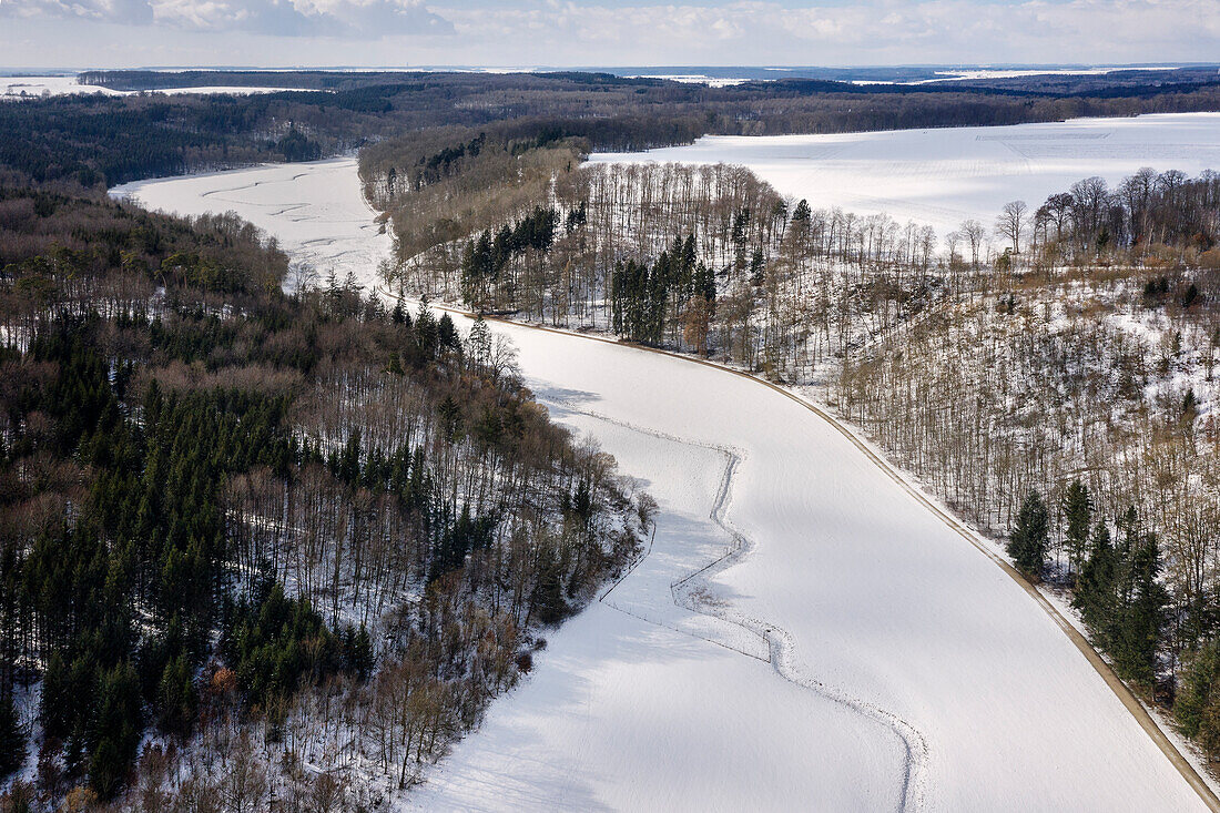 Flusslauf der Lone im Schnee, Lonetal, Schwäbische Alb, Baden-Württemberg, Deutschland