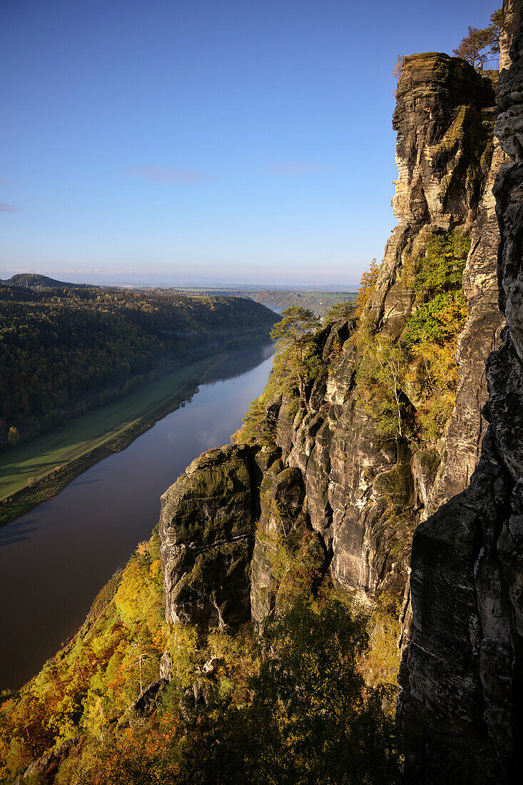 Felswand und Blick auf Elbe, Sächsische Schweiz, Elbsandsteingebirge, Sachsen, Deutschland