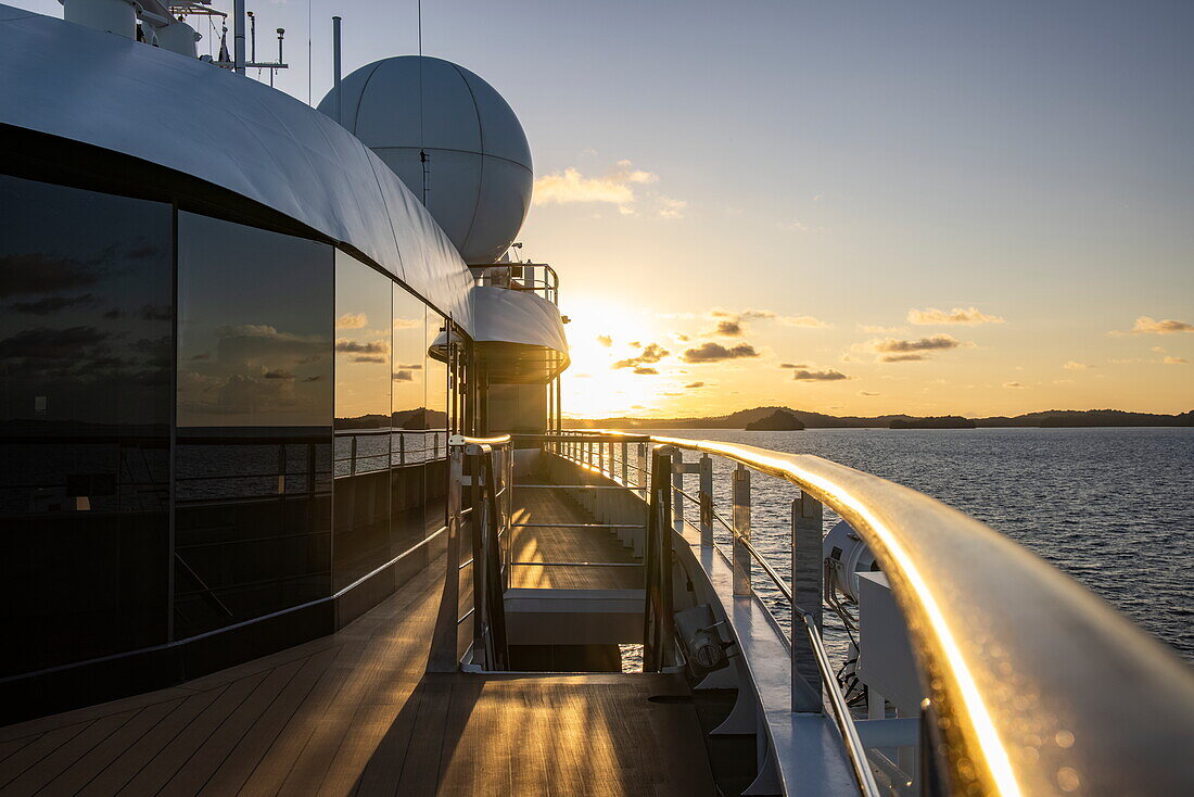 Reling von Expeditionskreuzfahrtschiff World Voyager (nicko cruises), Inseln in der Ferne bei Sonnenuntergang, in der Nähe von Isla Parida, Paridas-Inseln, Golf von Chiriqui, Panama, Mittelamerika