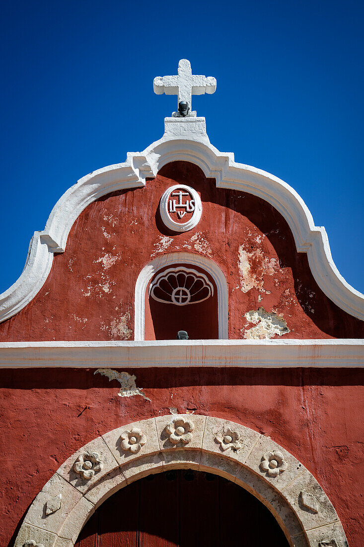 Rotes Kirchengebäude mit christlichem Kreuz an der Spitze, San Francisco de Campeche, Yucatán, Mexiko, Nordamerika, Lateinamerika, Amerika