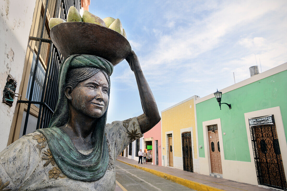 Skulptur die Mangos auf ihrem Kopf trägt in den Gassen von San Francisco de Campeche, Yucatán, Mexiko, Nordamerika, Lateinamerika, Amerika