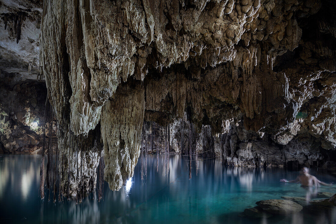 Stalaktiten in der Cenote Xkeken bei Valladolid, Yucatan, Mexiko, Nordamerika, Lateinamerika, Amerika