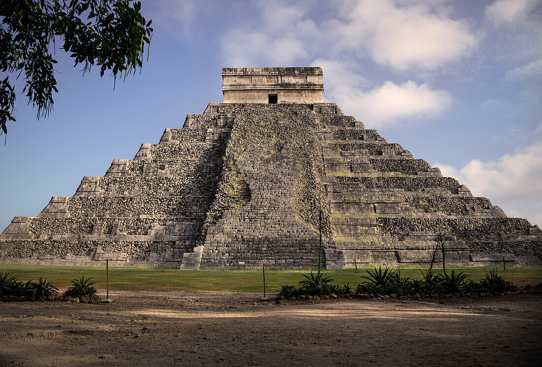 Kukulcán Pyramid (also El Castillo) in the ruined city of Chichén-Itzá, Yucatán, Mexico, North America, Latin America, UNESCO World Heritage