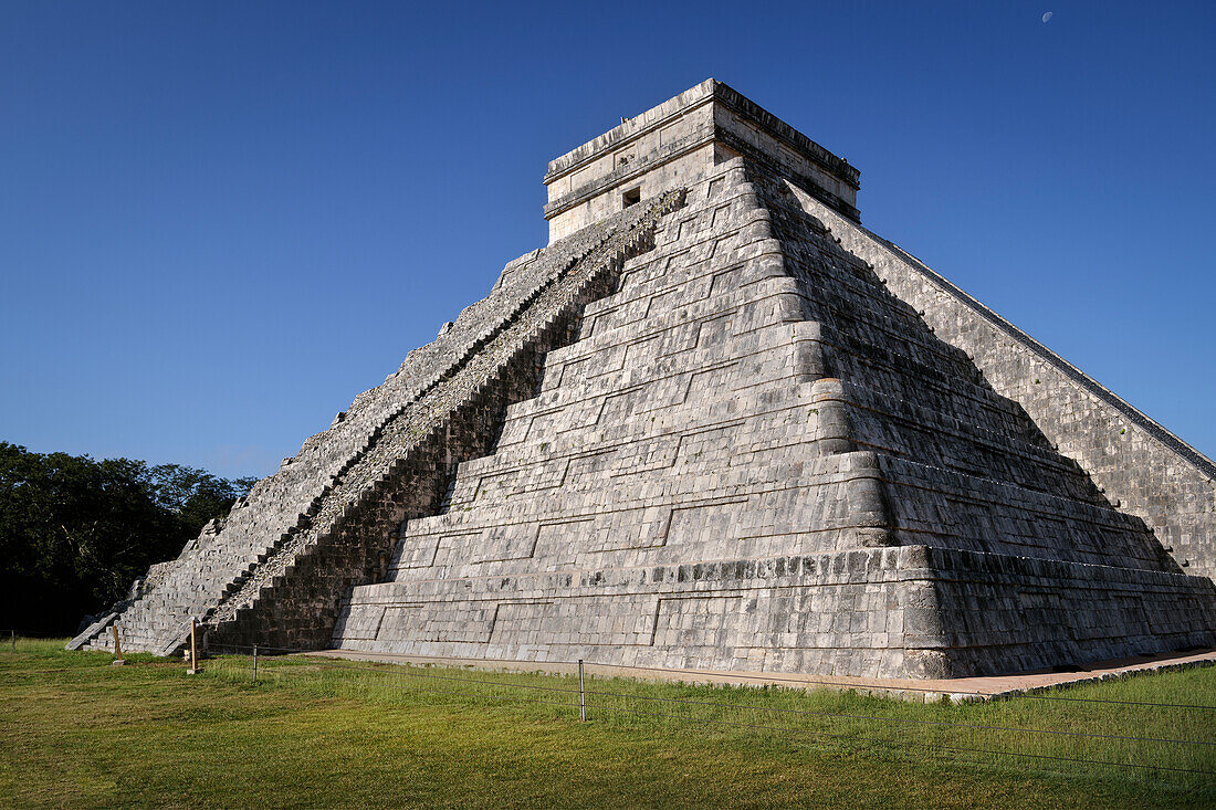 Kukulcán-Pyramide (auch El Castillo) in der Ruinenstadt Chichén-Itzá, Yucatán, Mexiko, Nordamerika, Amerika