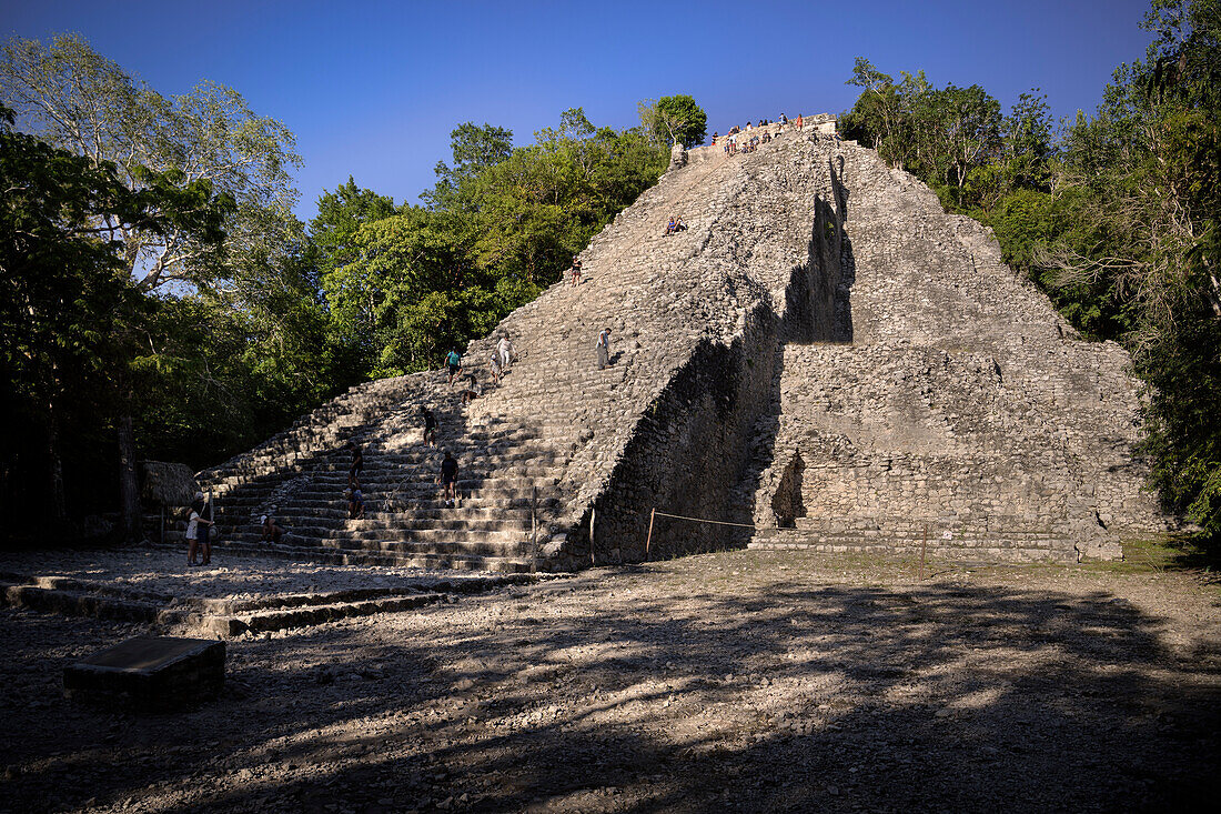 Besucher klettern auf Ruine der Nohoch Mul-Pyramide in Maya Ruinenstadt Cobá, Yucatán, Mexiko, Nordamerika, Lateinamerika, Amerika