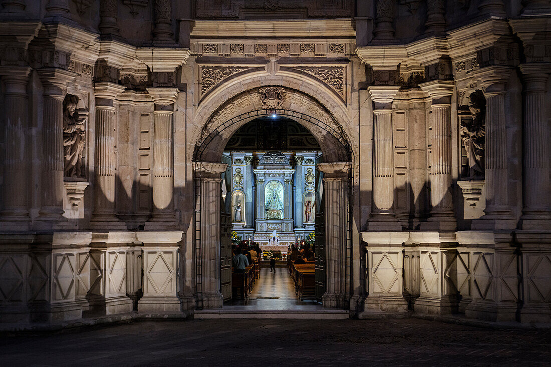 Fassade der Basilika 'Basílica de Nuestra Señora de la Soledad' und Blick zum Altar, Oaxaca de Juárez, Bundesstaat Oaxaca, Mexiko, Lateinamerika, Nordamerika, Amerika